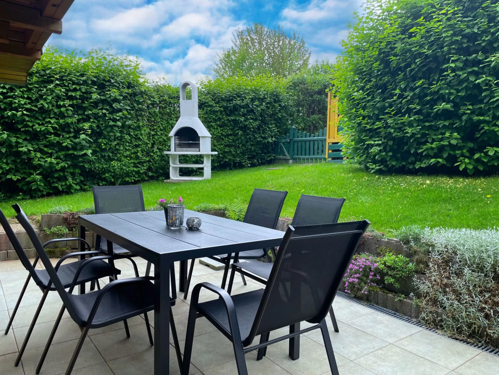 Wunderschönes Blockhaus mit Terrasse - Buiten