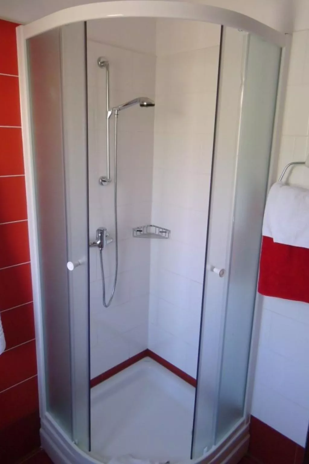 Wohnung Nr. 1 mit 2 Schlafzimmern und 2 Balkonen im 1. Obergeschoss-Binnen