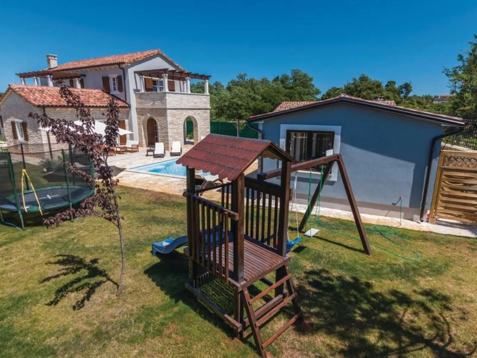 Mit Whirlpool und Sauna-Buiten