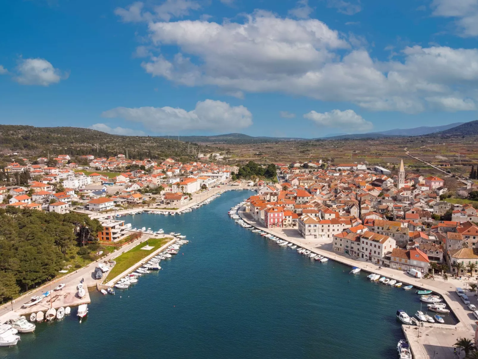 Tihana mit mediterranem Garten-Omgeving