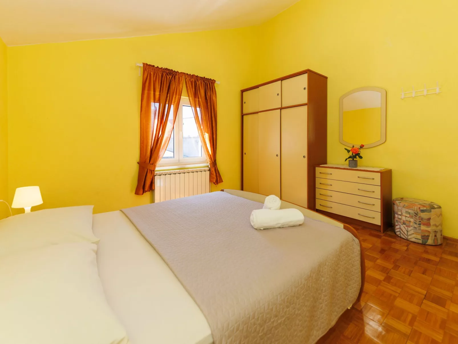 "Zara" mit Blick auf das Wasser-Binnen