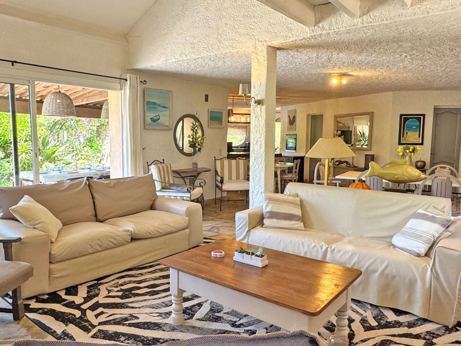 Schöne Villa mit innovativer Architektur in einem grünen Nest im Herzen des Mas-Binnen