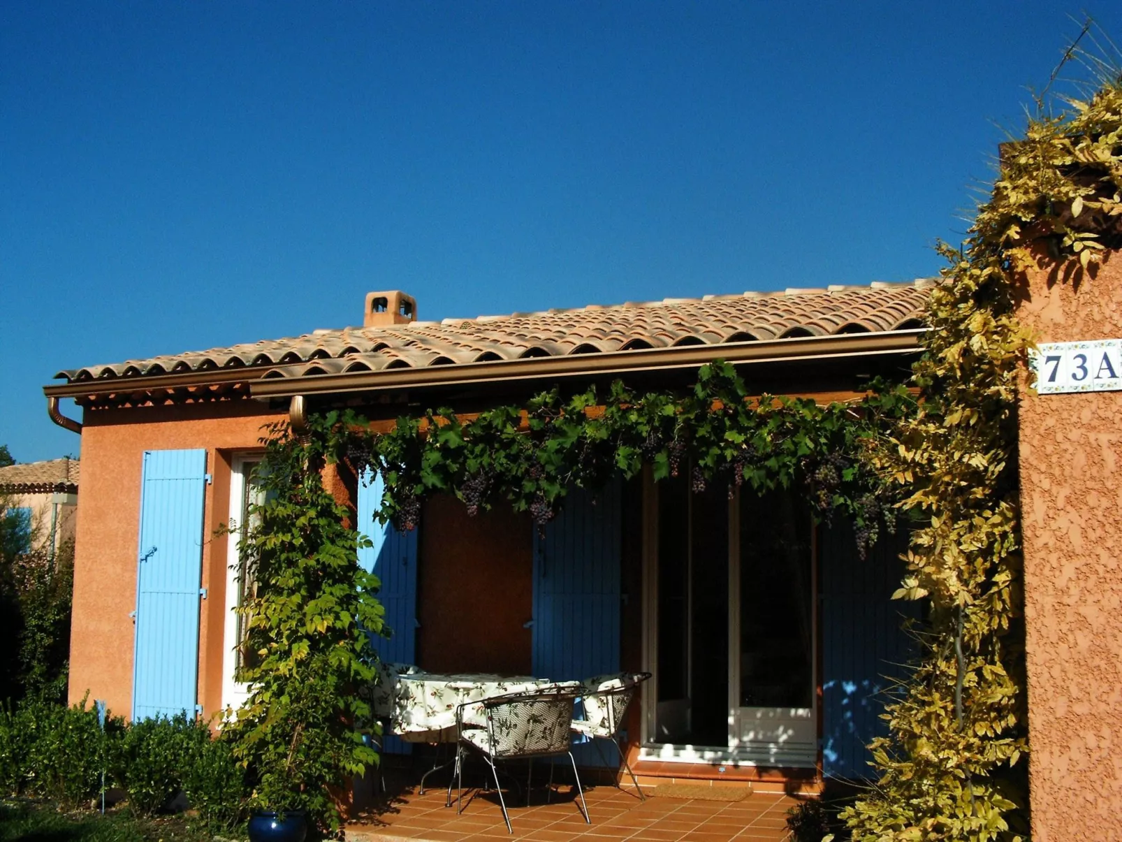 Komfortables Ferienhaus mit Gemeinschaftspool-Buiten