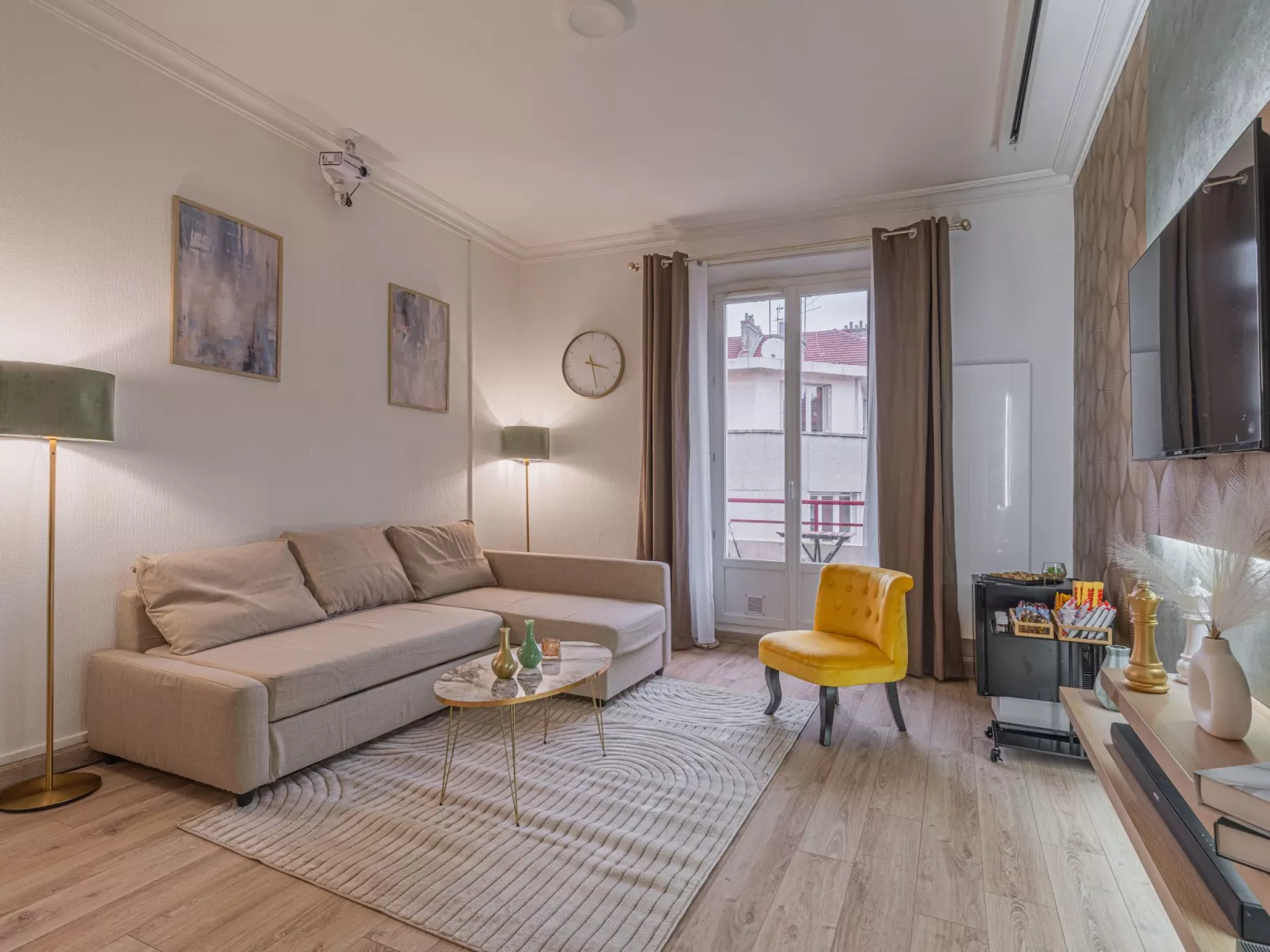 Ferienwohnung "Luxury Cinéphile"-Binnen