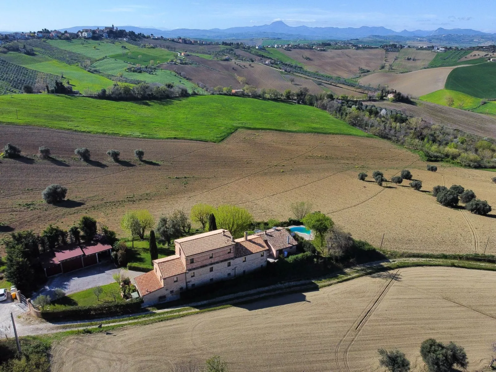 Villa Gelso mit Pool, Sauna und atemberaubender Aussicht-Buiten