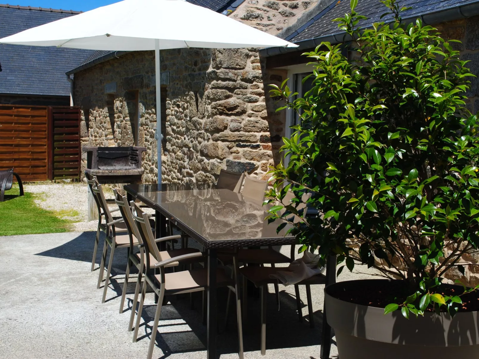 Großes Haus mit überdachtem und beheiztem Swimmingpool-Buiten