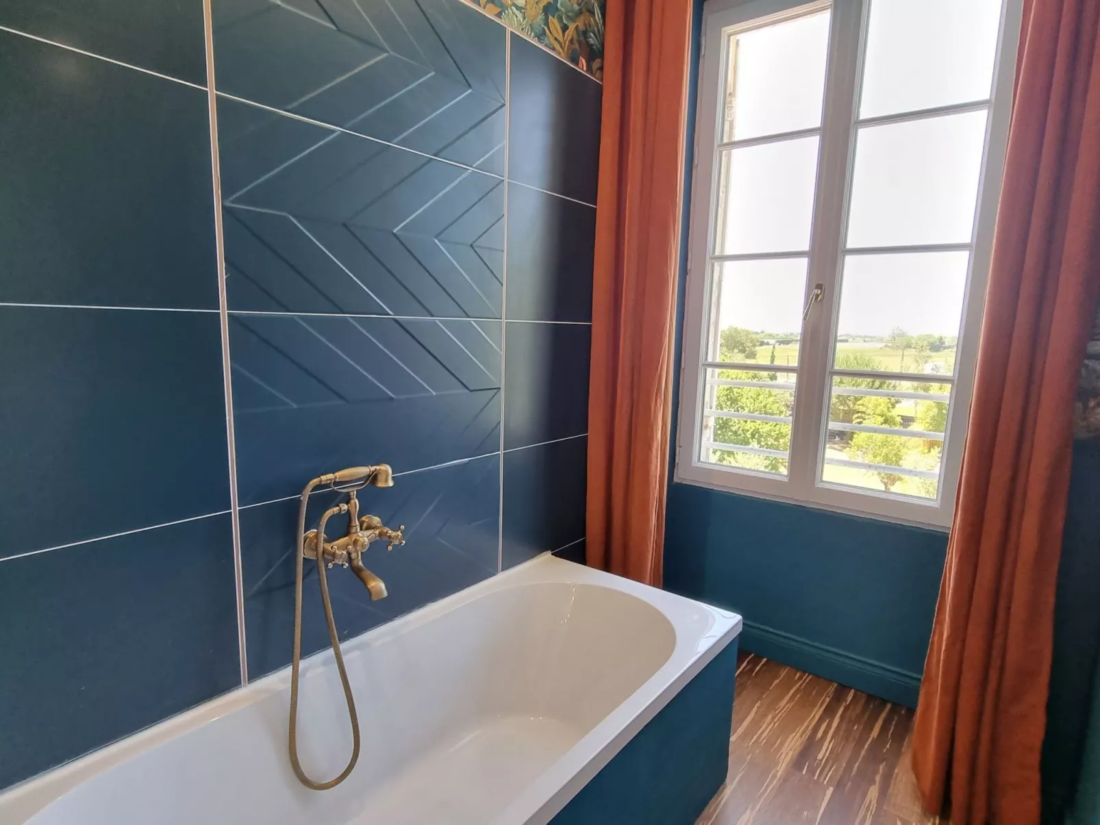 8-Zimmer-Schloss mit Pool und eigenem Park-Binnen