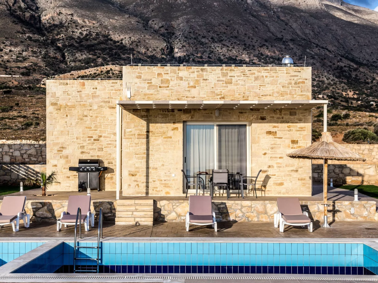 Küstenvilla mit Pool in der Nähe eines ruhigen Sandstrandes