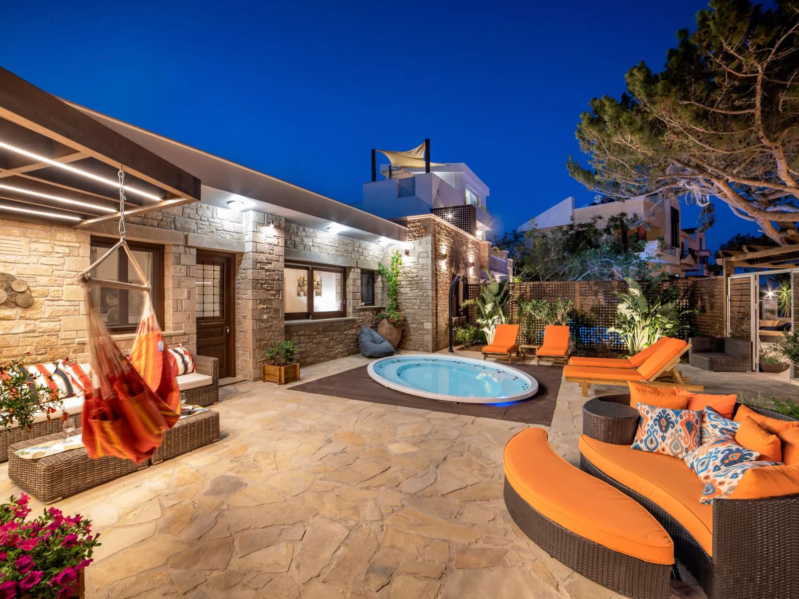 Luxuriöser Villenkomplex mit 14-16 Schlafzimmern in Strandnähe-Image-tags.info