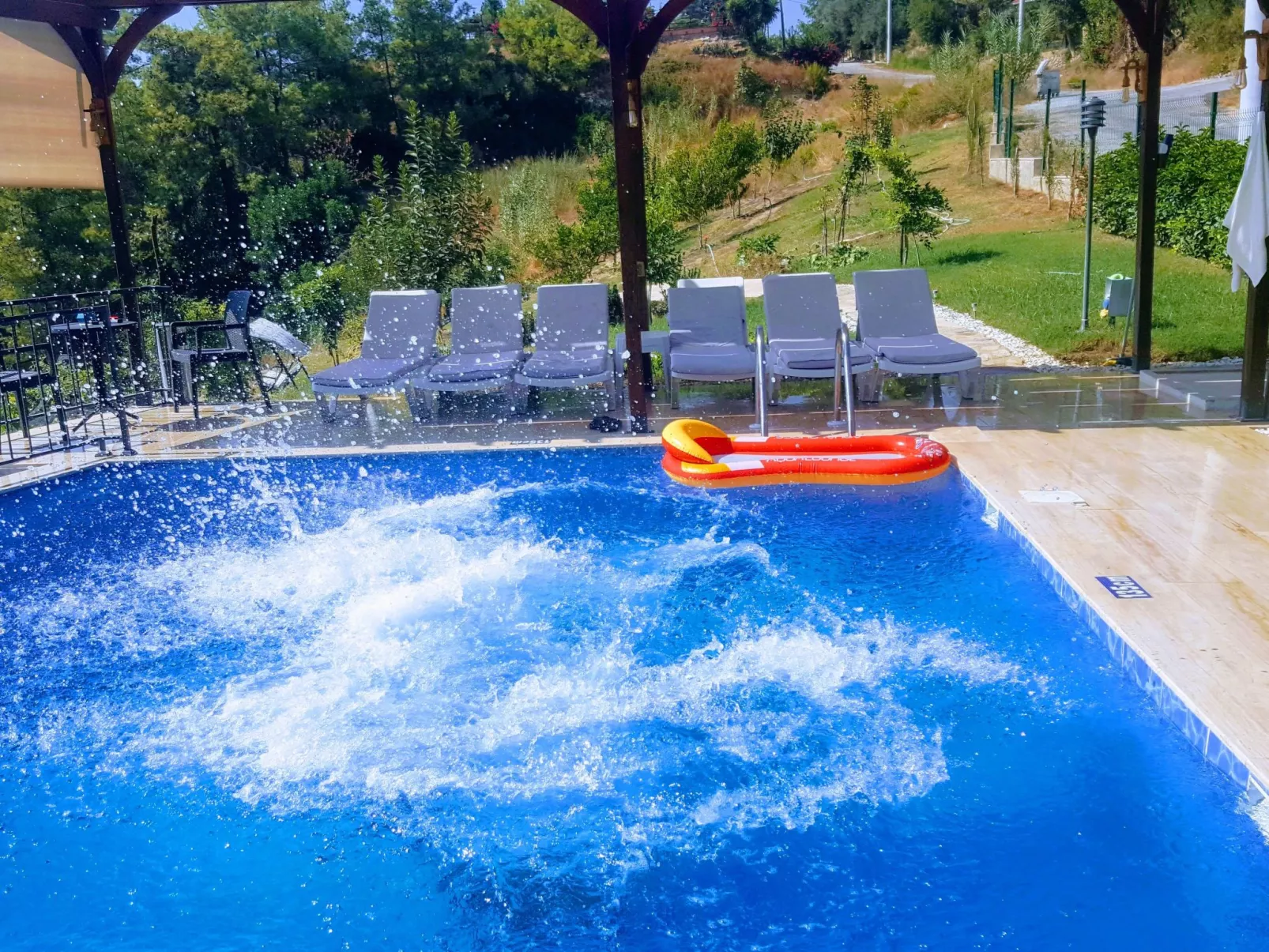 Berghütte mit eigenem Pool - Buiten