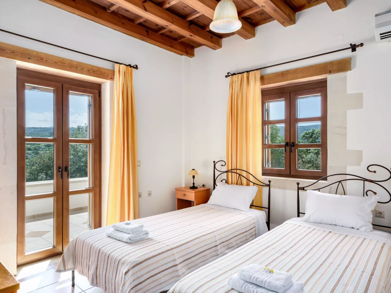 Villa "Arodamos" mit Garten, Grill und Terrasse-Binnen