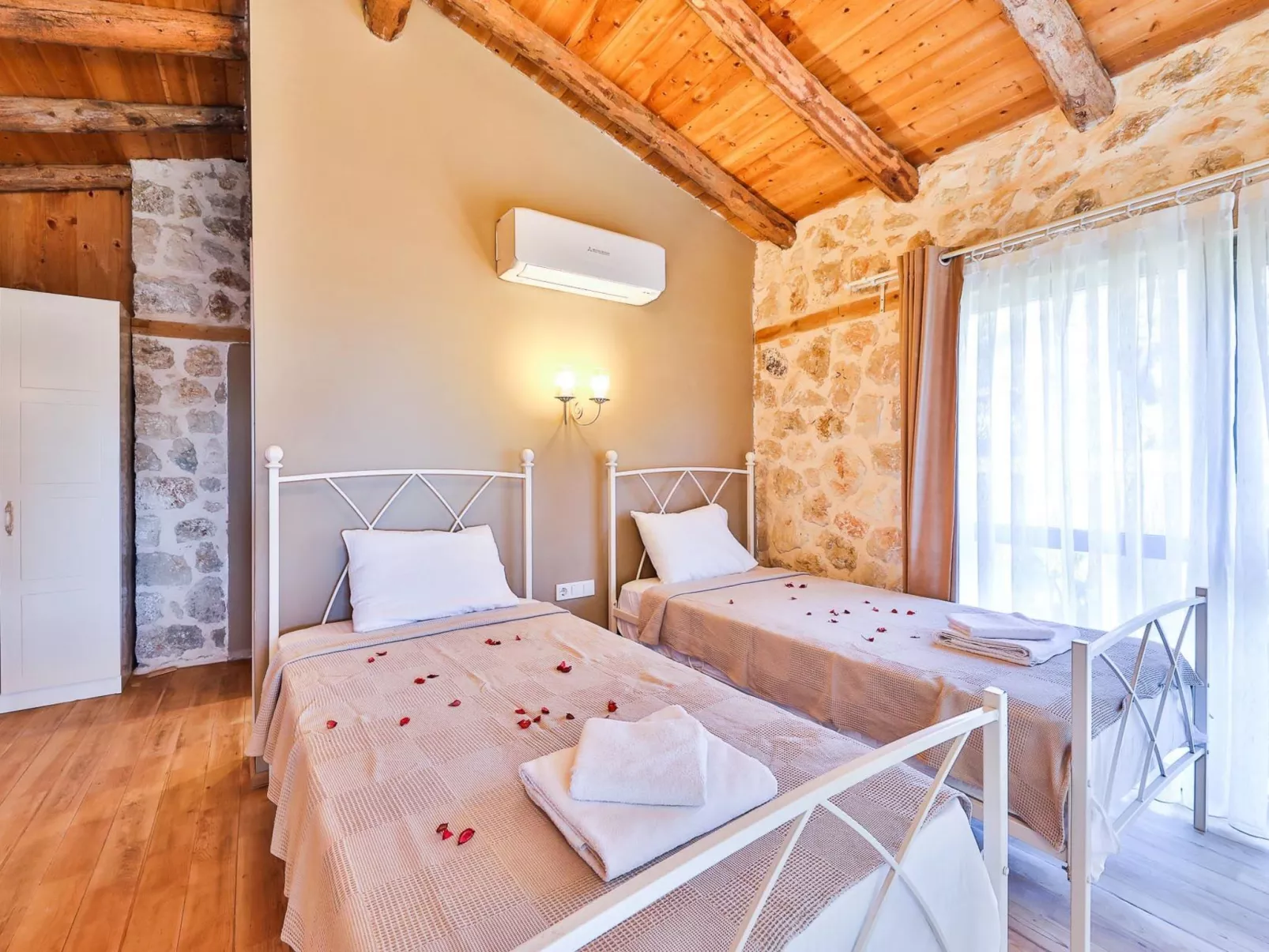 Traditionelles Natursteinhaus mit Sichtschutzpool-Binnen