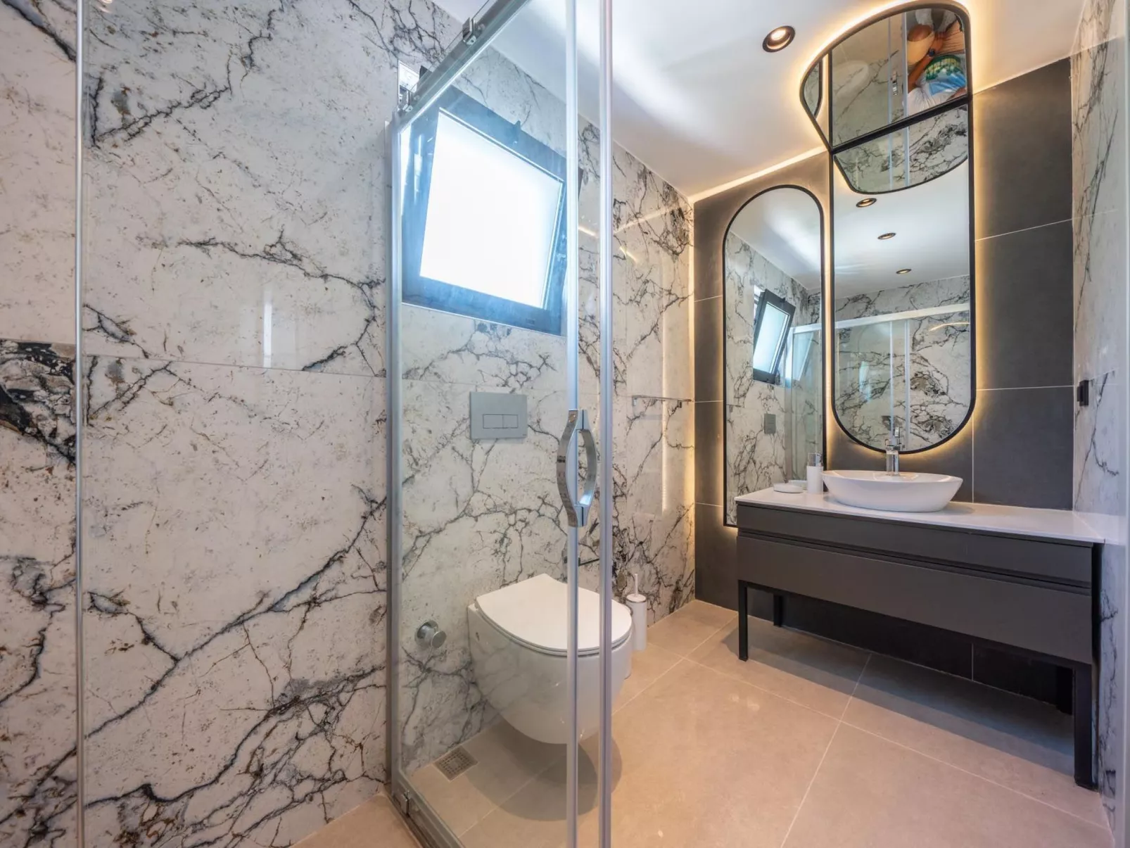 Designvilla mit Pool und spektakulärer Aussicht-Binnen