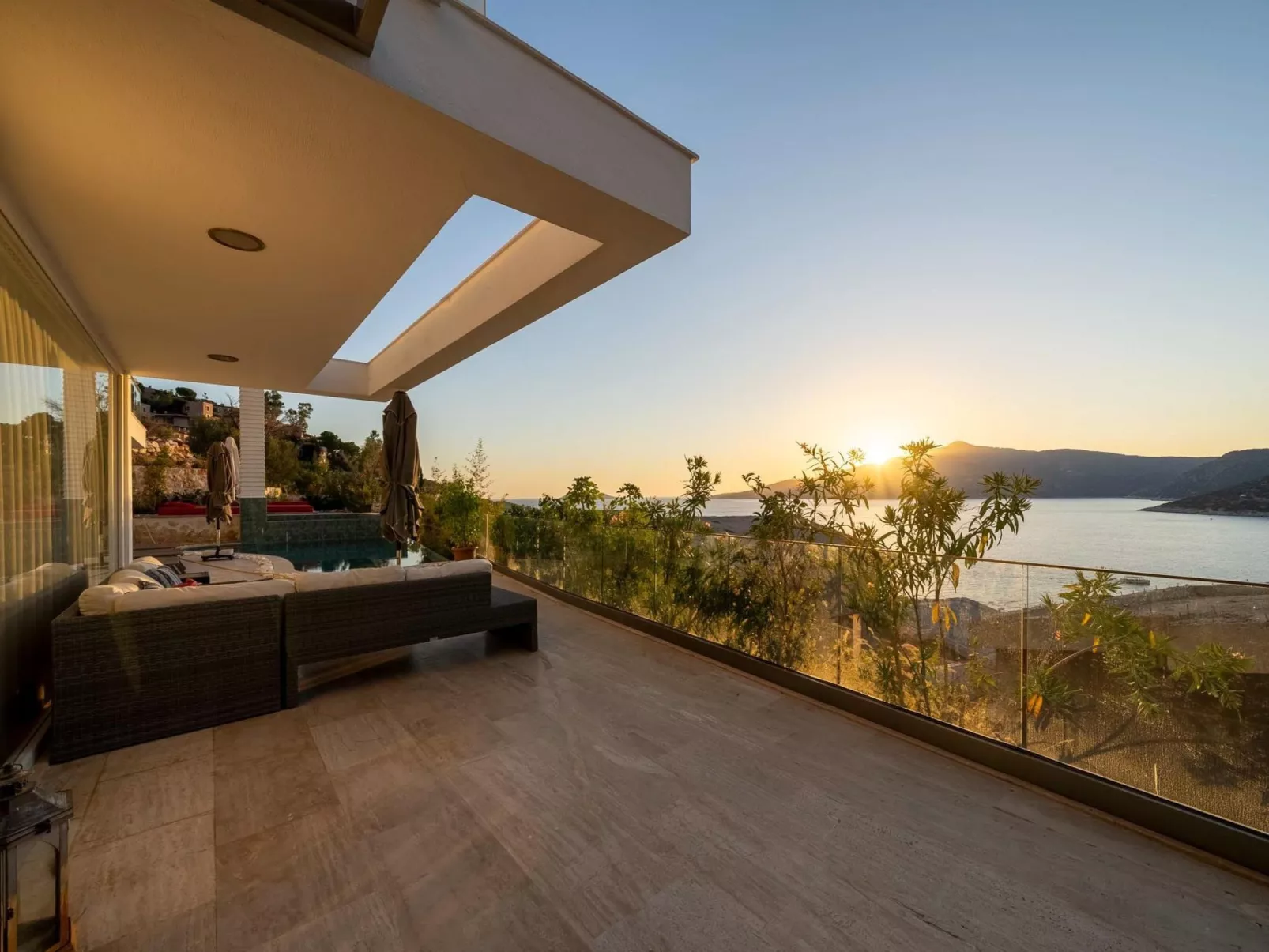 Große Villa direkt am Meer mit Infinitypool-Image-tags.info