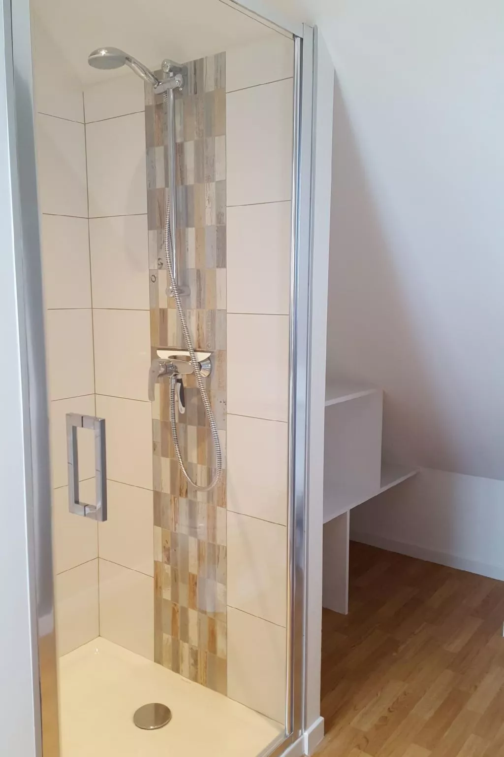 Charmantes Holzhaus in einer grünen Umgebung-Binnen