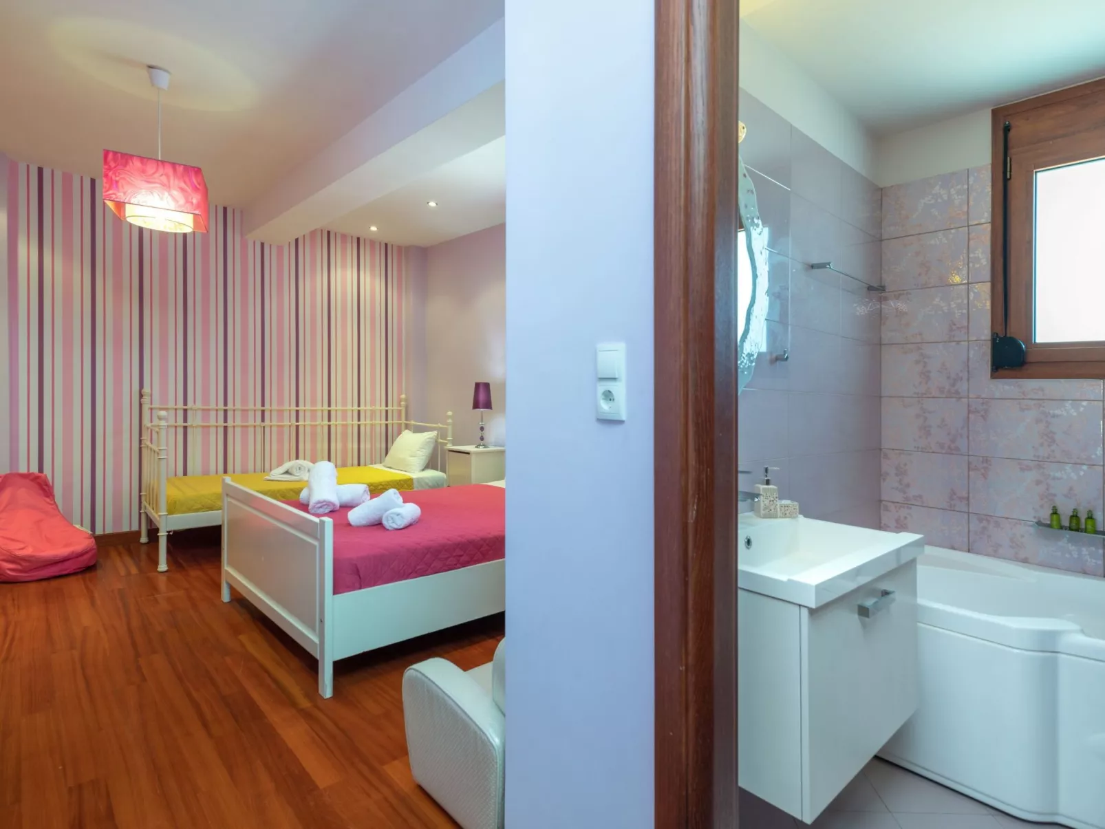 Familienvilla mit privatem Pool, Tischtennisplatte und Fußballtisch-Binnen