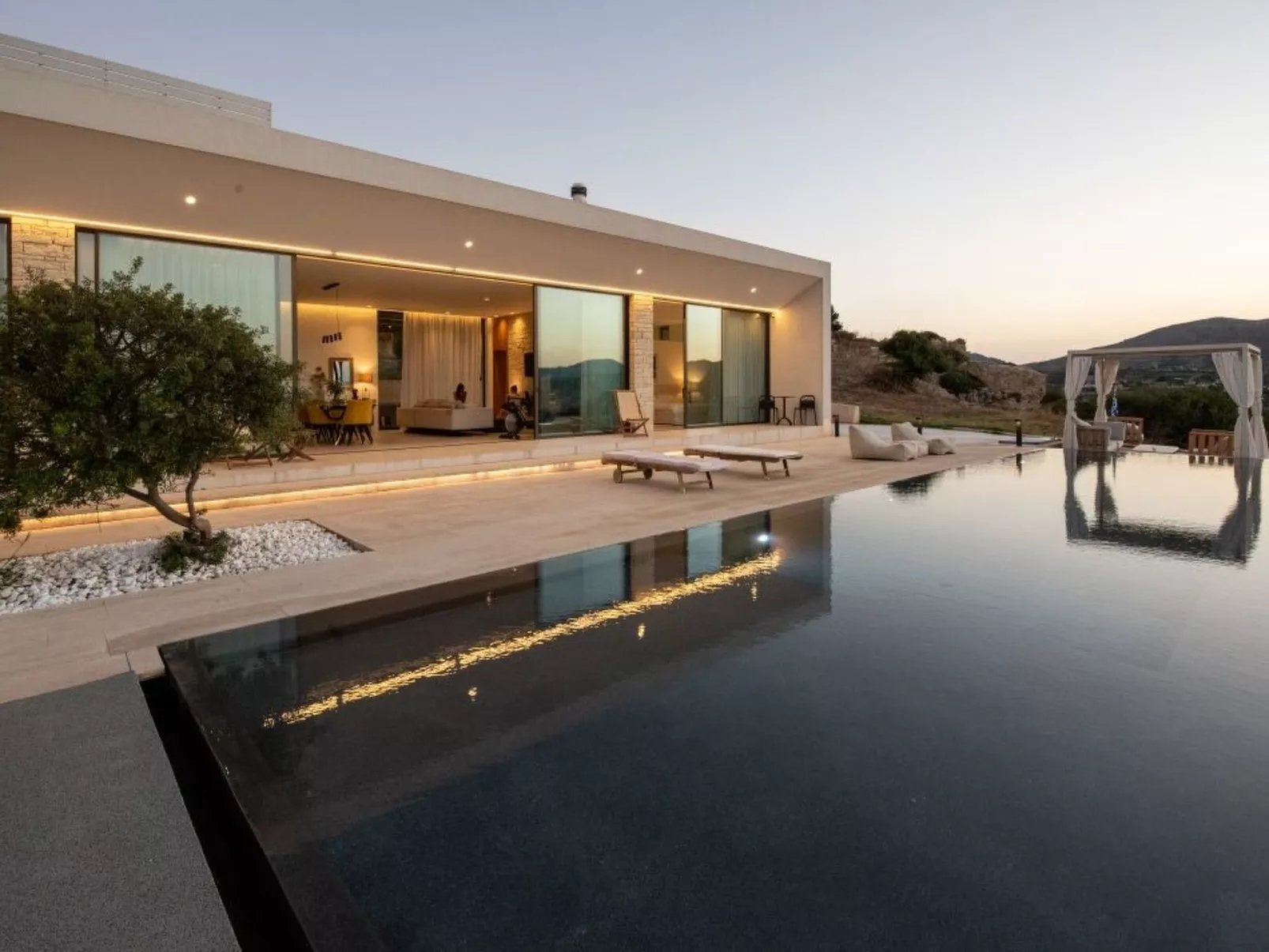 Neue einzigartige Villa mit atemberaubender Aussicht in Strandnähe-Binnen