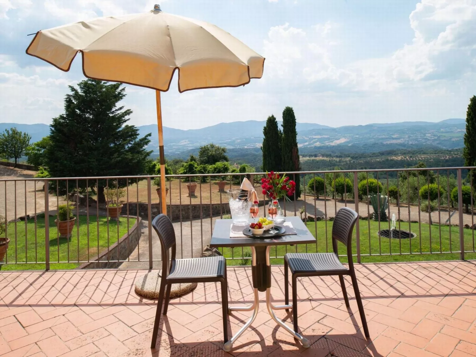 Unterkunft in der Residenz, Schwimmbad, Tennis, Restaurant-Buiten