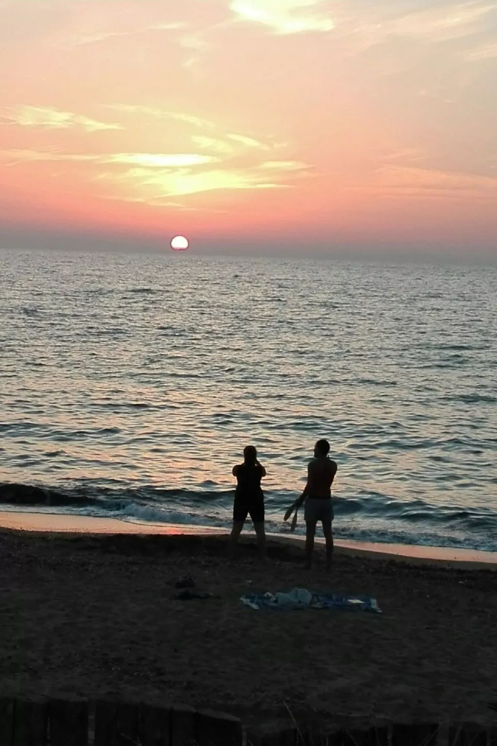 Bungalow aus Holz mit Veranda und nah am Strand.-Buiten