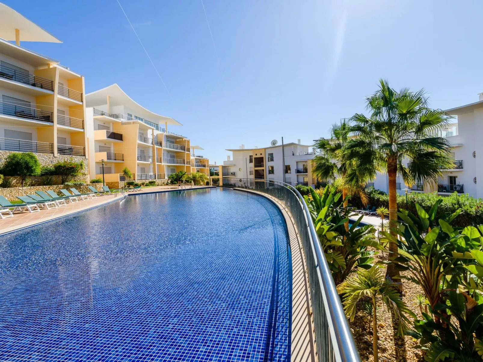 BnB Homes Wohnung mit Terrasse und Schwimmbad-Image-tags.info