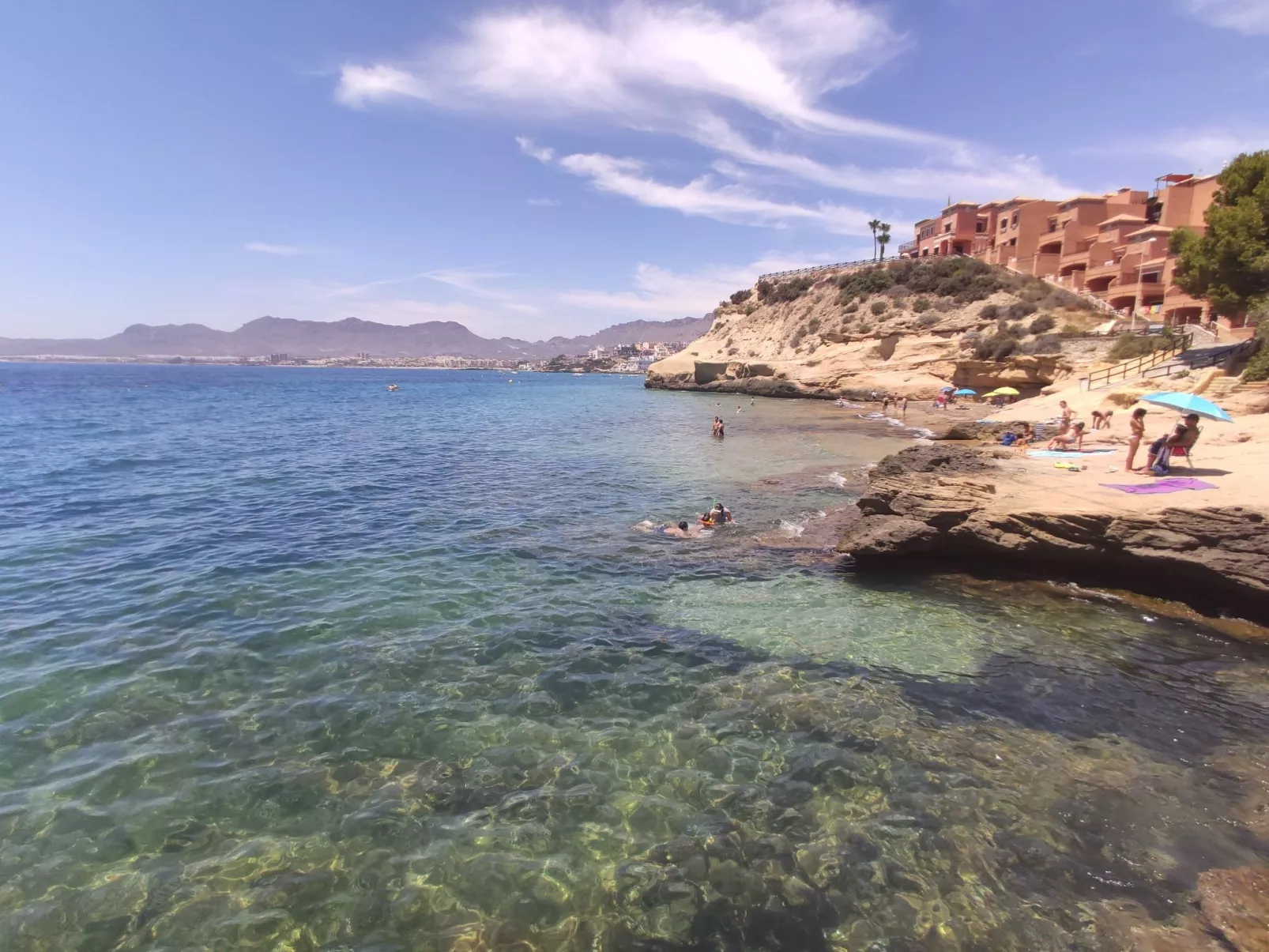 La Invincible Terreros in der 1. Reihe des Strandes-Buiten