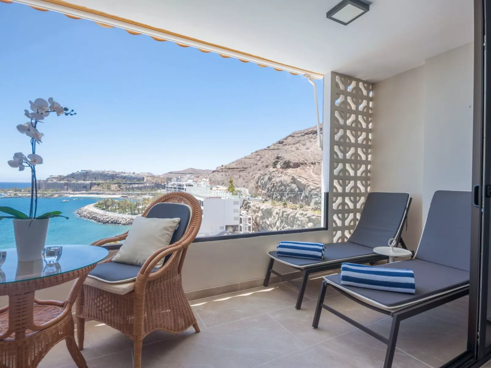 Aufwachen mit herrlichem Meerblick aus dieser schicken Wohnung