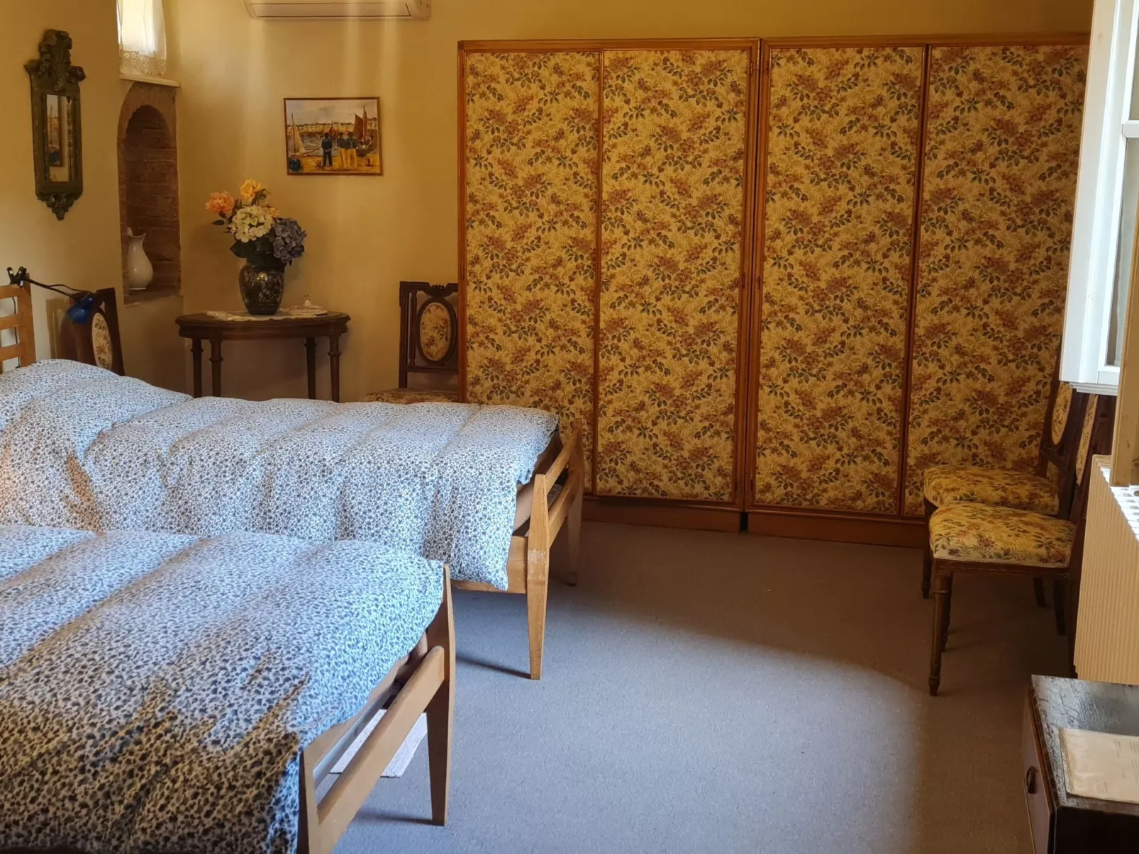 Mit Privatparkplatz-Binnen