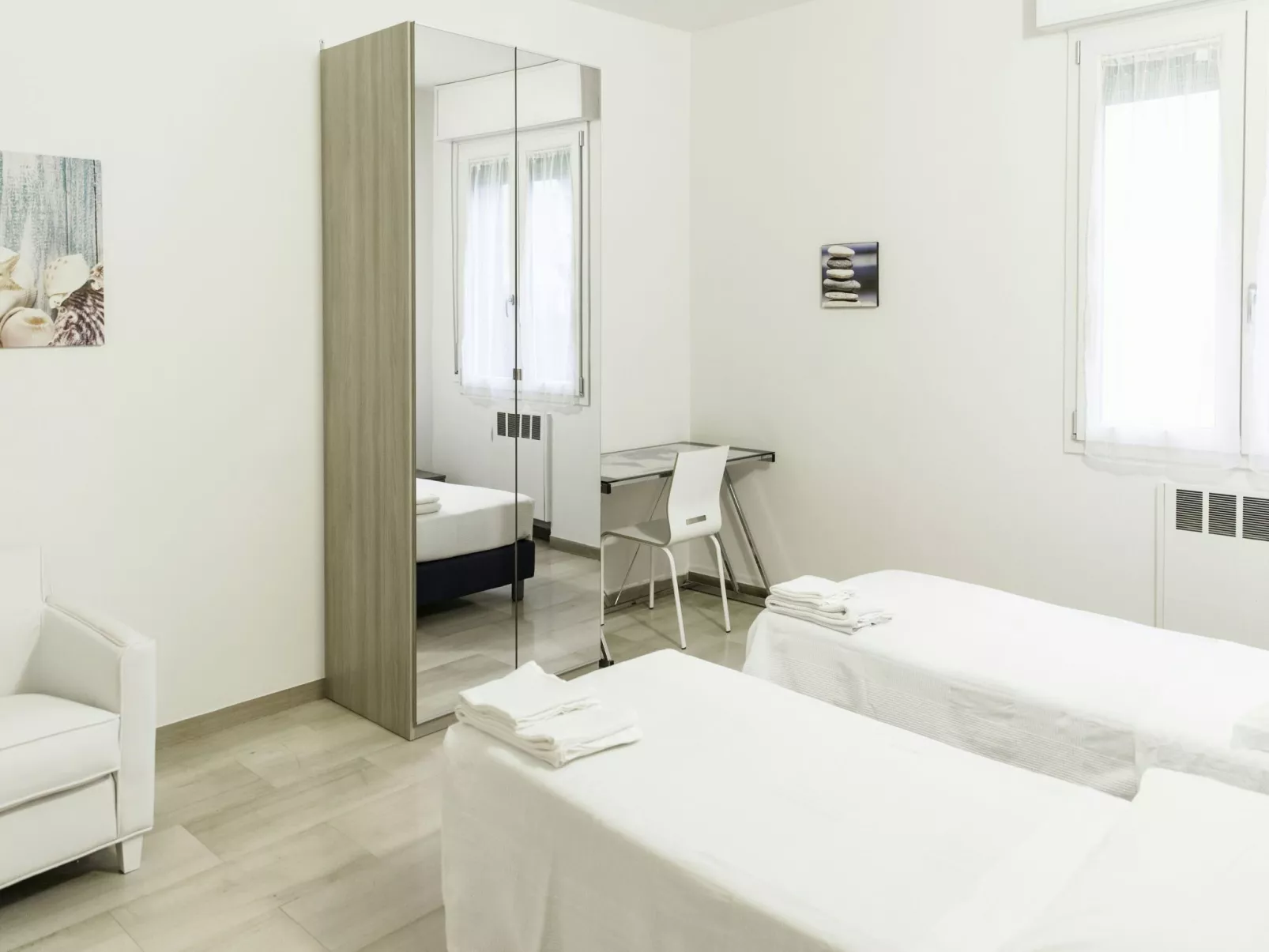 Auf dem Messegelände 14, in der Nähe des Zentrums und gegenüber dem Messegeländ-Binnen