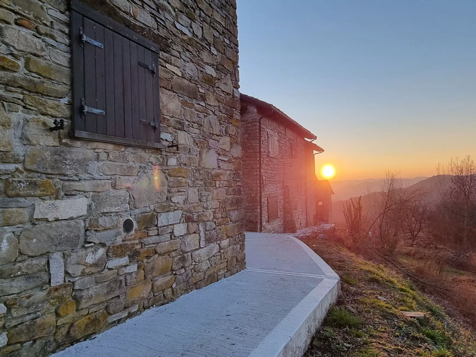 Cascina Bricco 'Ein Balkon in den Alpen-Buiten