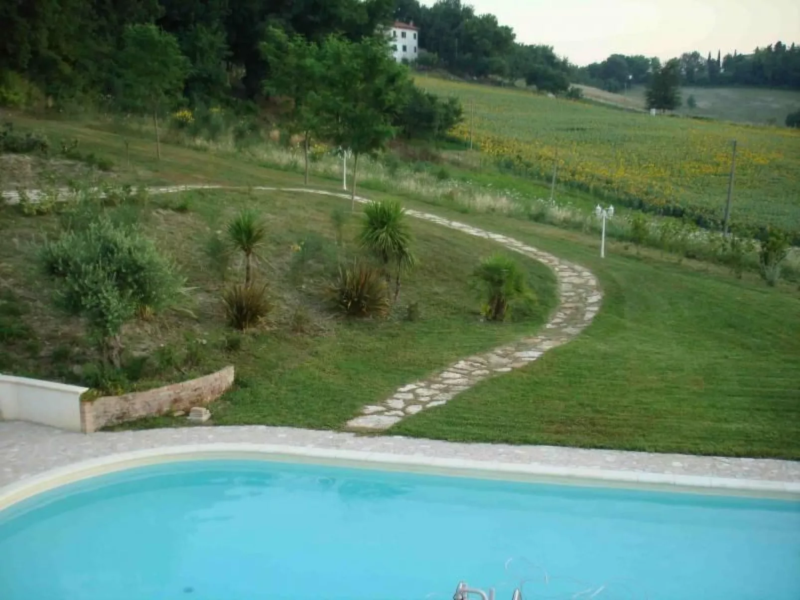 Charmante Lösung, Schwimmbad 10 Minuten vom Meer entfernt-Buiten