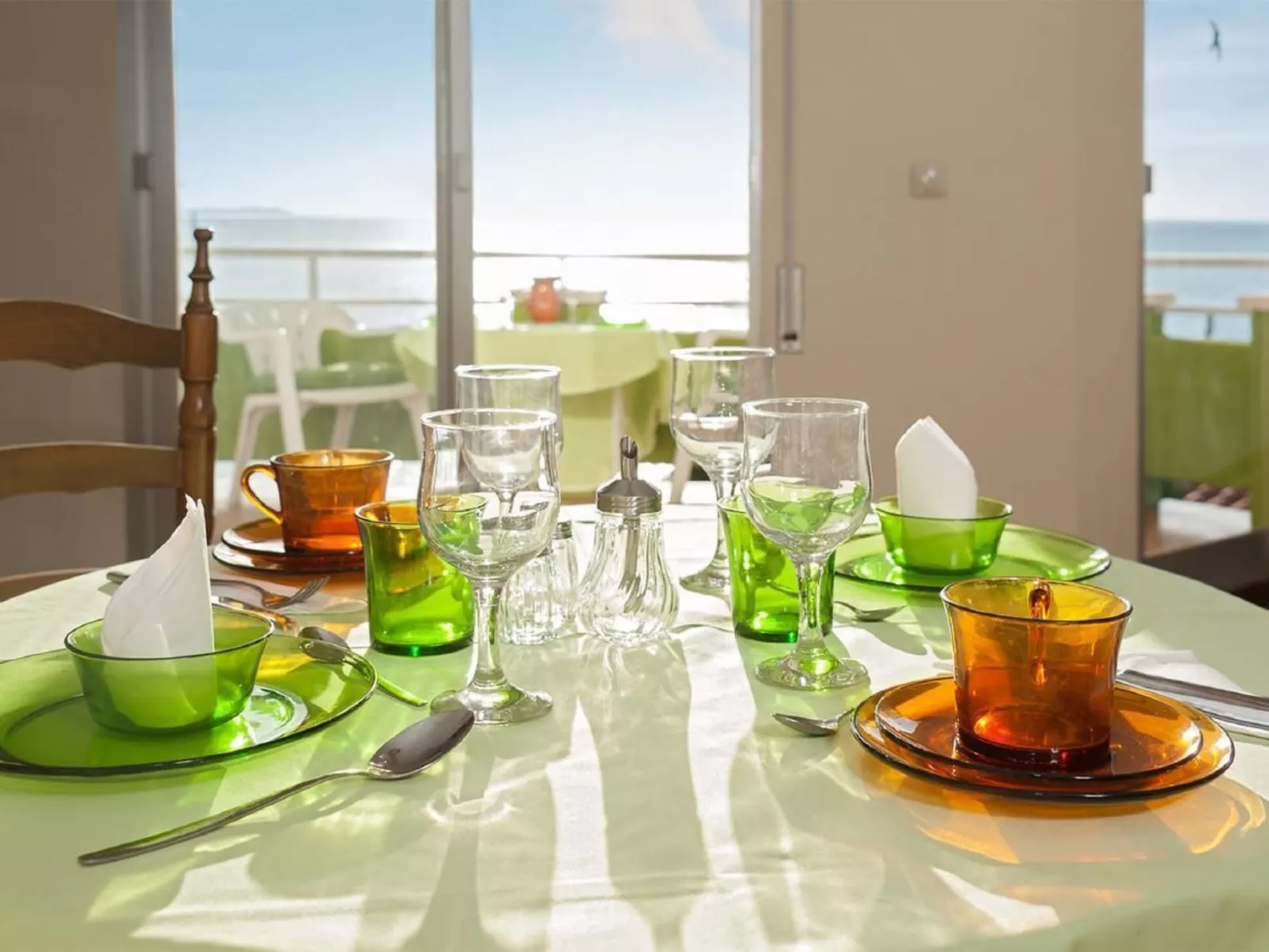 Mit Blick auf das Wasser