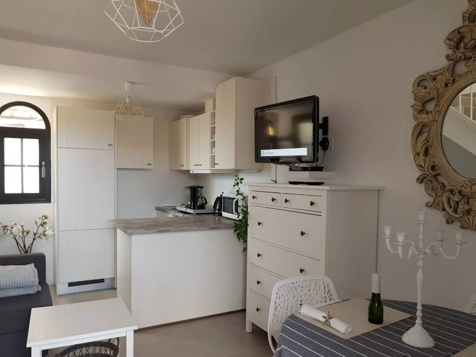 Komfortable Wohnung, Wifi, am Pool-Binnen