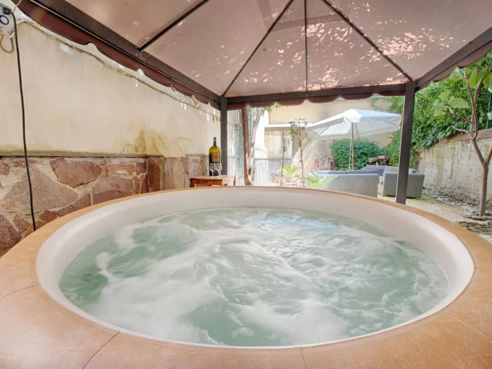 Zwei Schlafzimmer mit Garten und Whirlpool