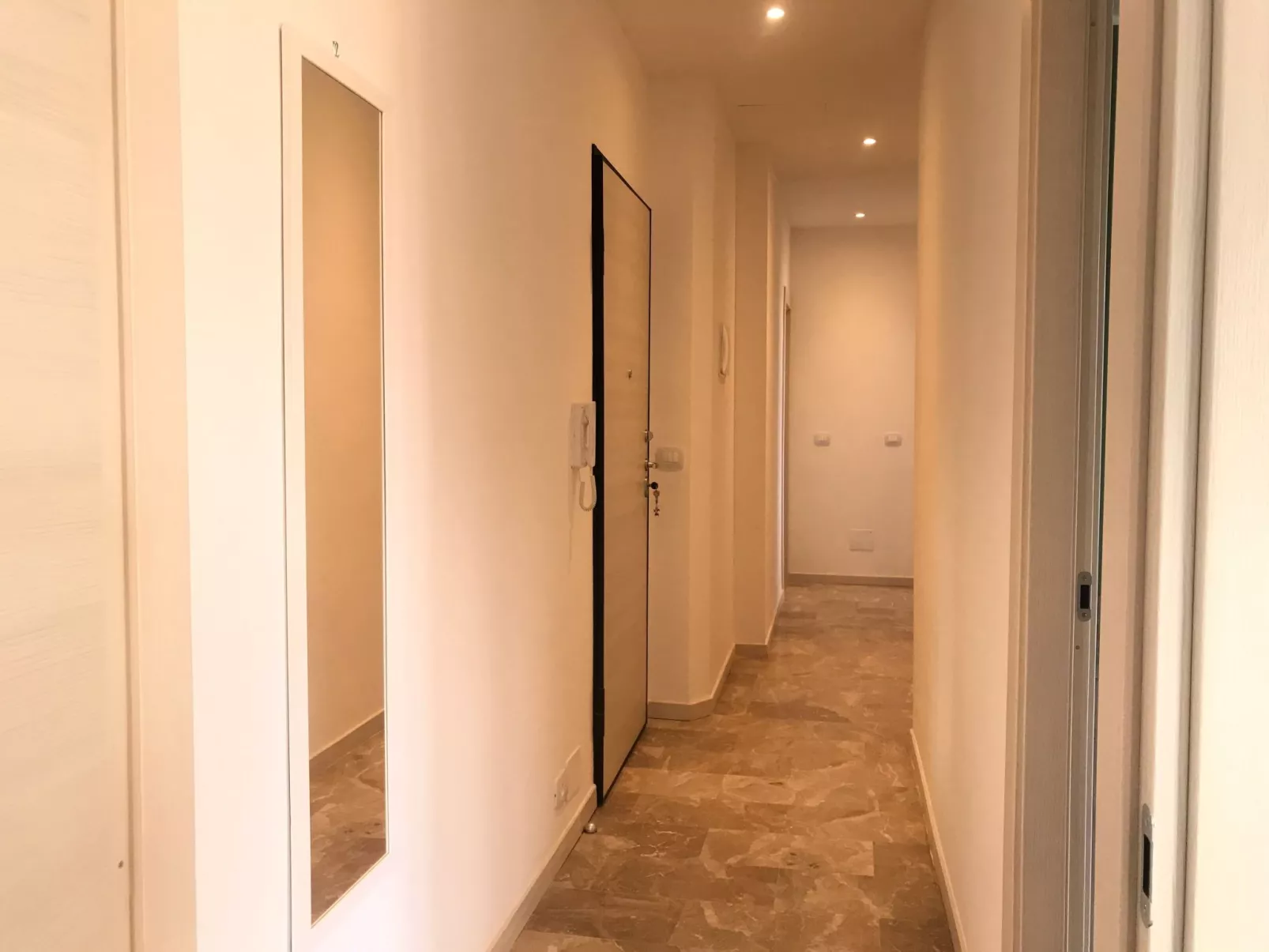 'White' mit Balkon-Binnen