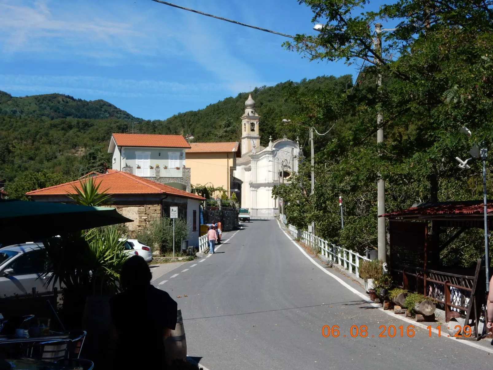 Schönes Ferienhaus mit Garten und Whirlpool-Buiten