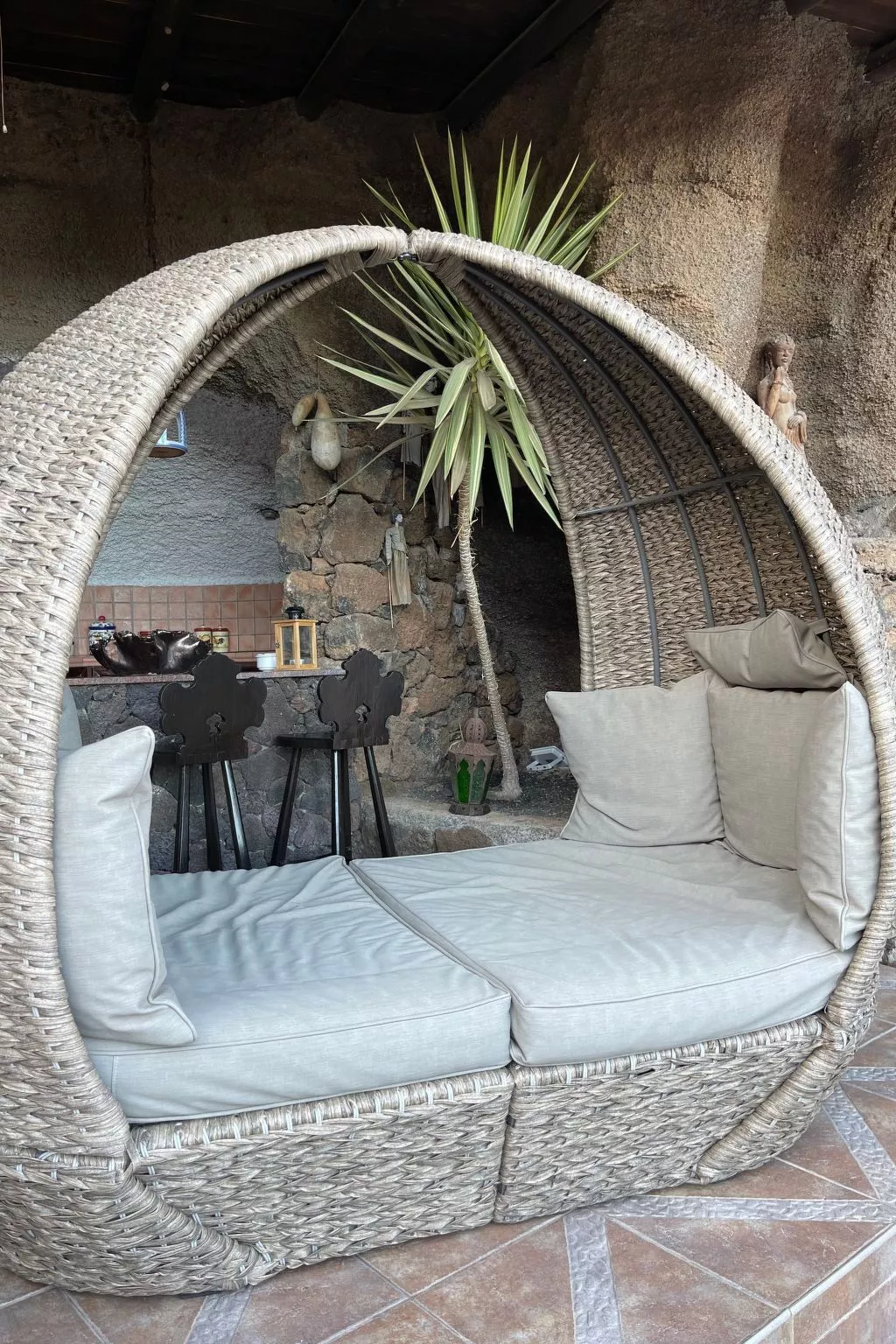 Schlafen in einer vulkanischen Höhle-Buiten