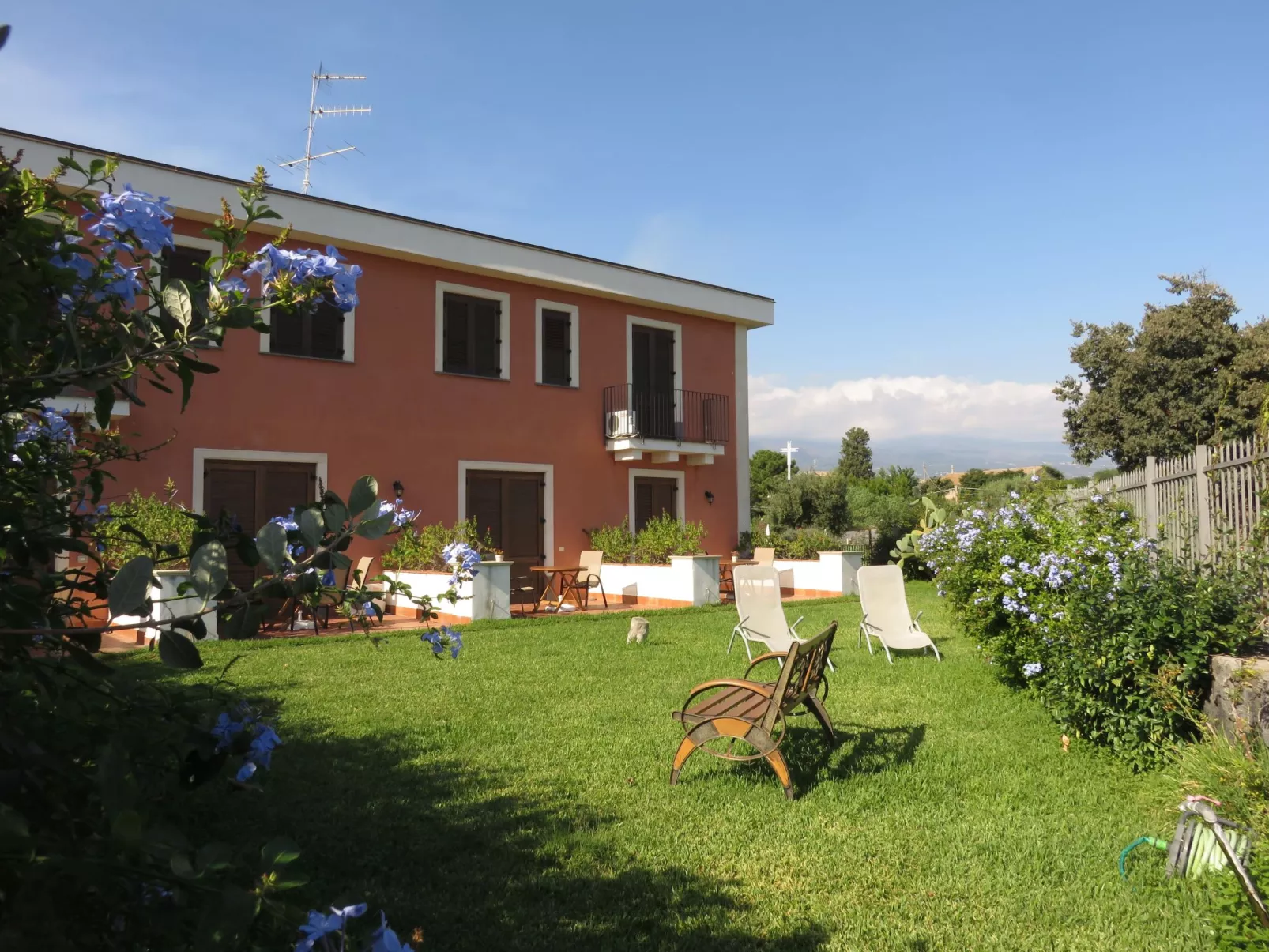 Einzimmerwohnung mit Terrasse-Buiten