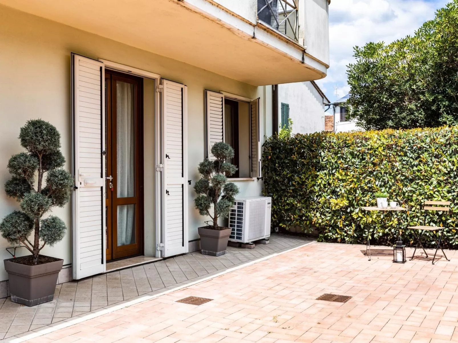 Wohnung mit separatem Eingang und kleinem privaten Innenhof.