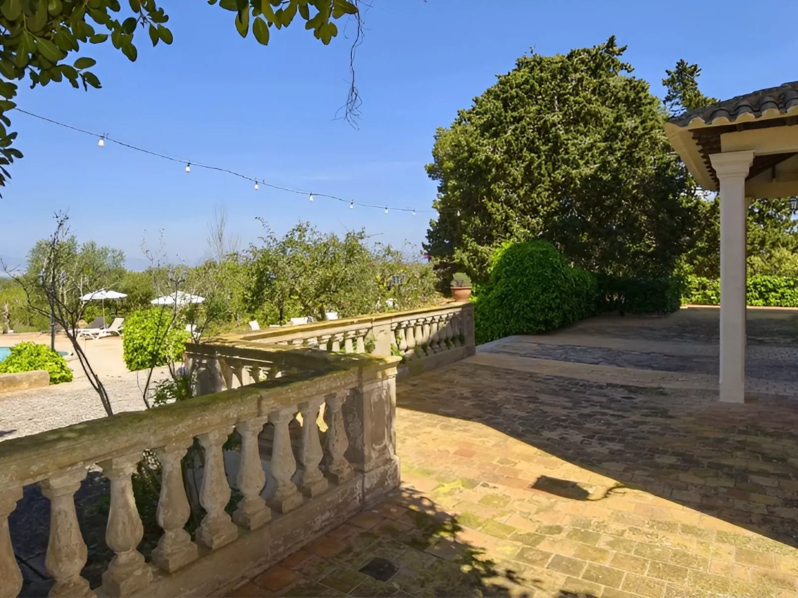 Großes Landhaus mit Schwimmbad in Meeresnähe-Buiten