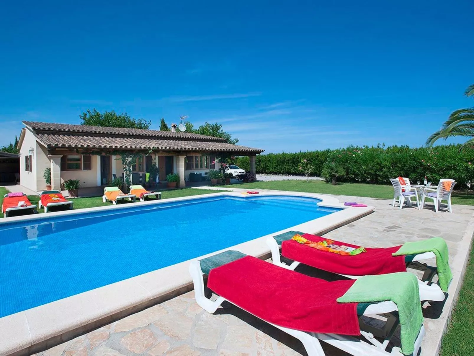 Schönes Ferienhaus in Alcúdia mit Großem Pool-Buiten