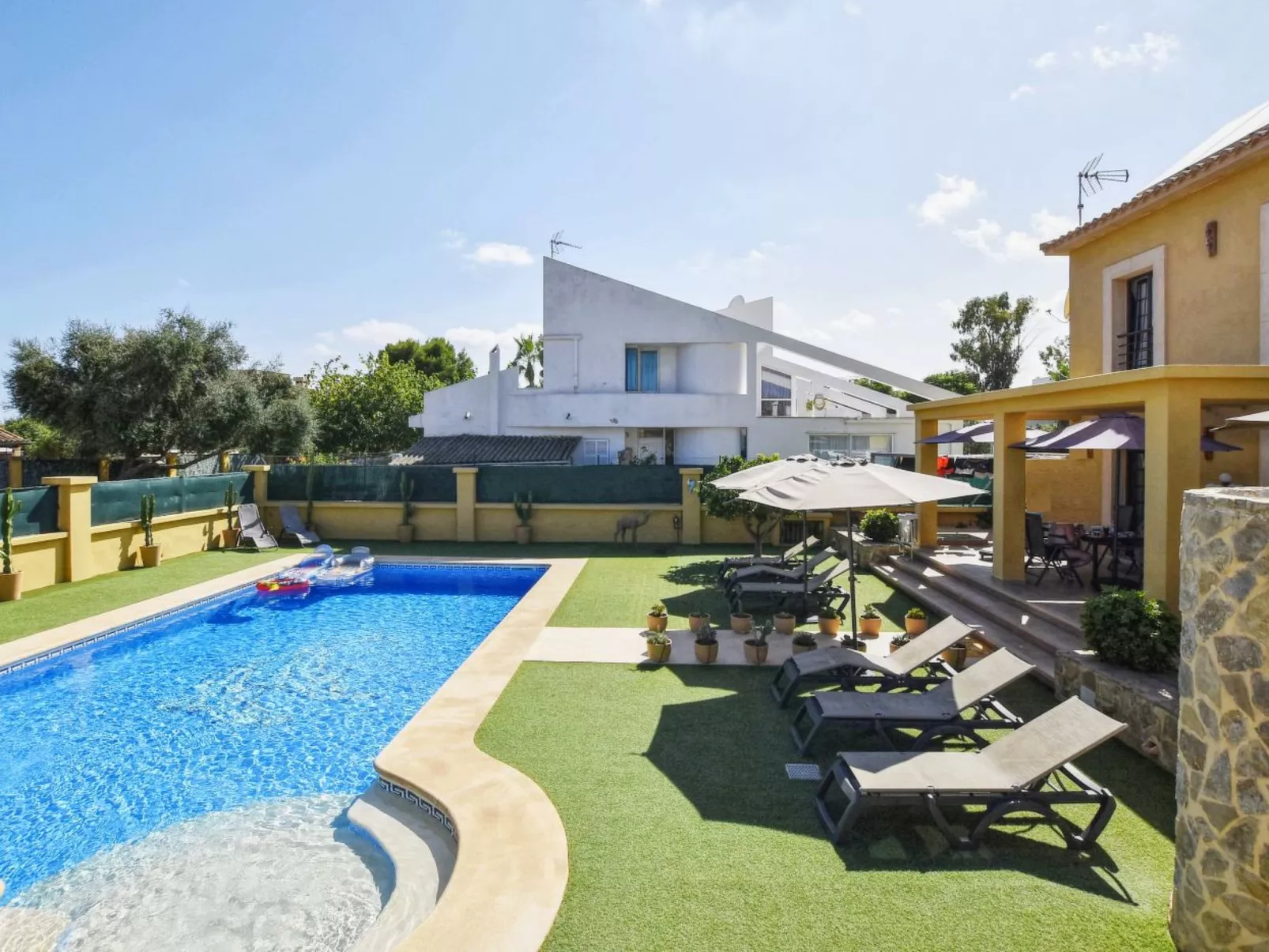 Schöne Villa mit Pool in der Nähe des Strandes-Image-tags.info