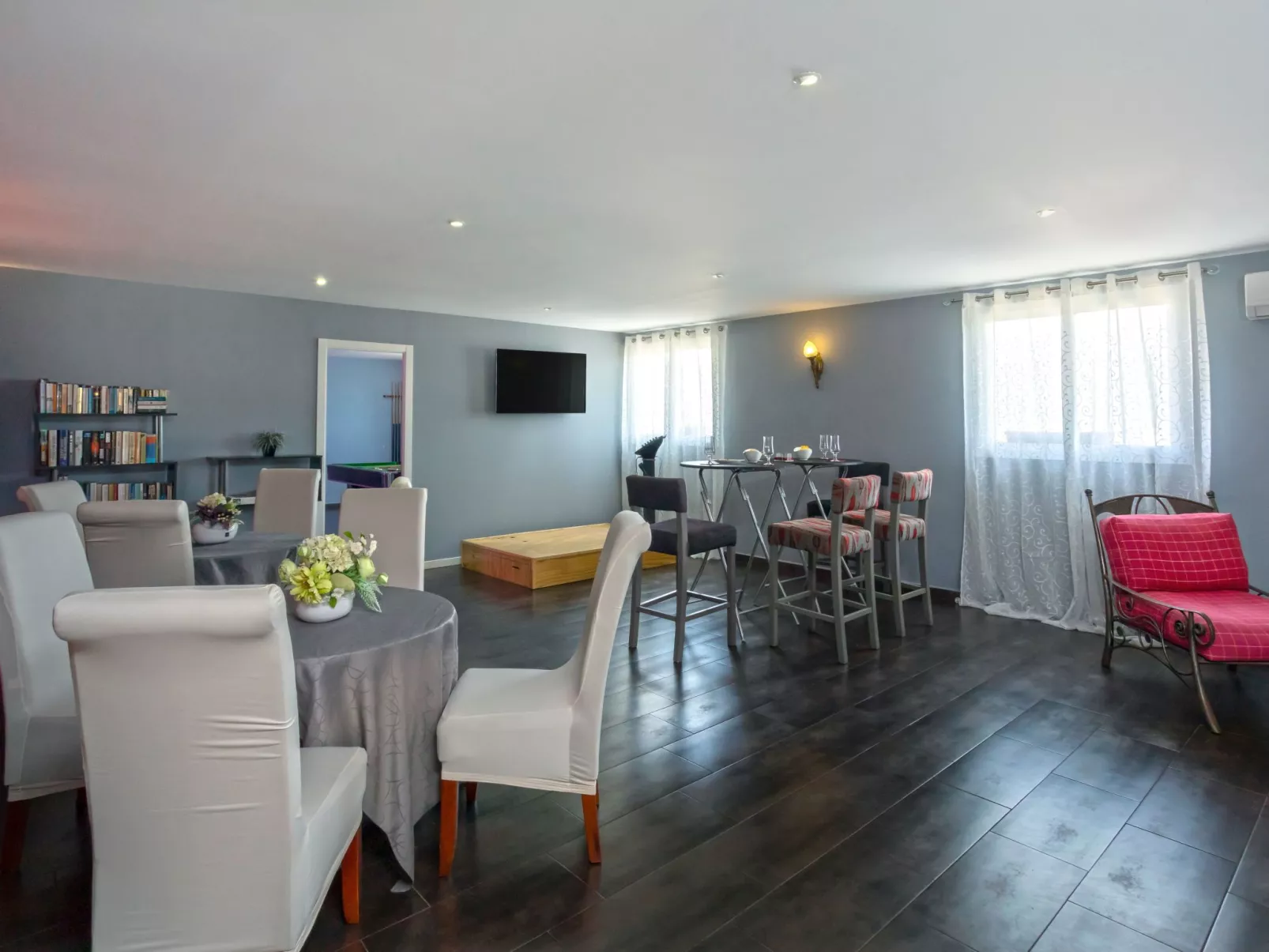 Spa-Spielzimmer mit Außen-Whirlpool und Schwimmbad-Binnen