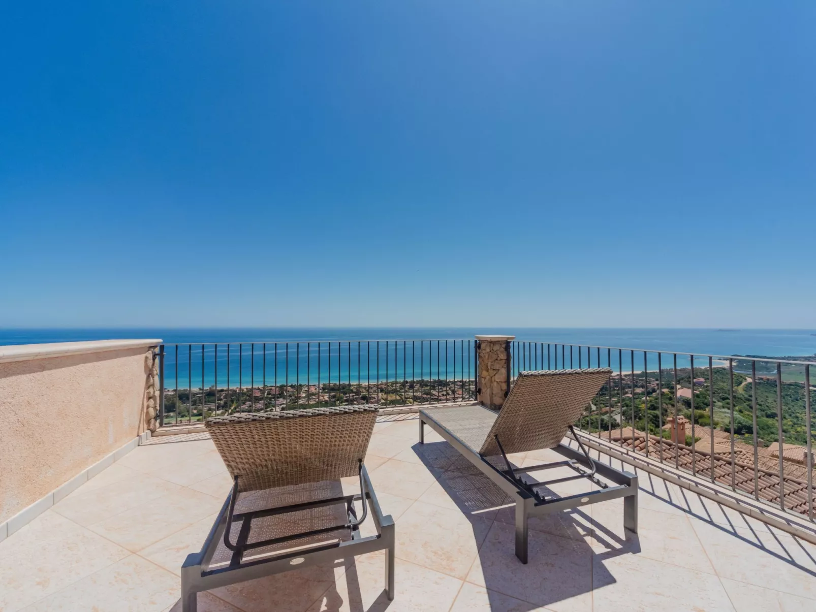 Moderne Villa mit atemberaubendem Blick auf die Küste