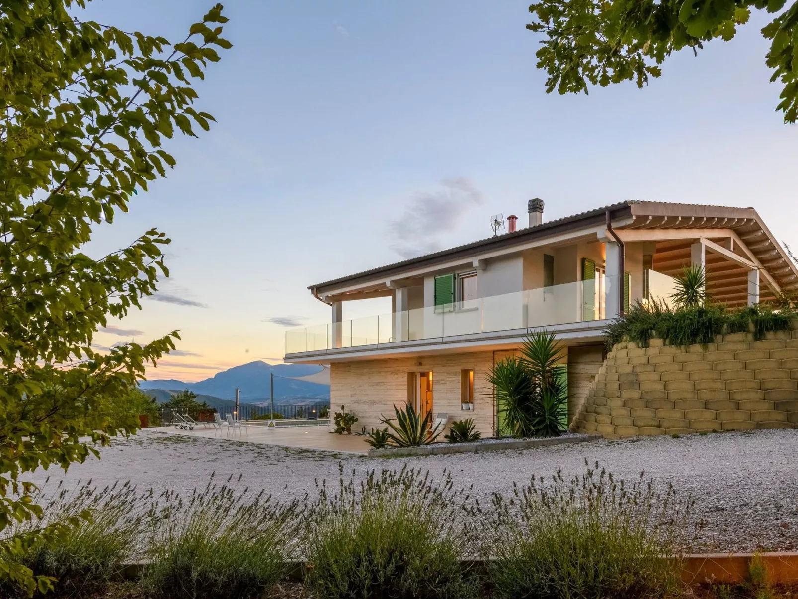 Villa Montefalcone, Außen- und Innenpool-Buiten