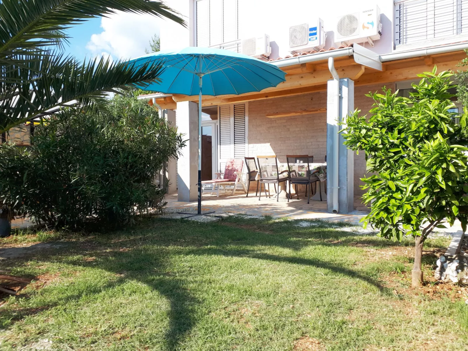 Direkt am Meer liegendes Apartment mit Garten-Buiten