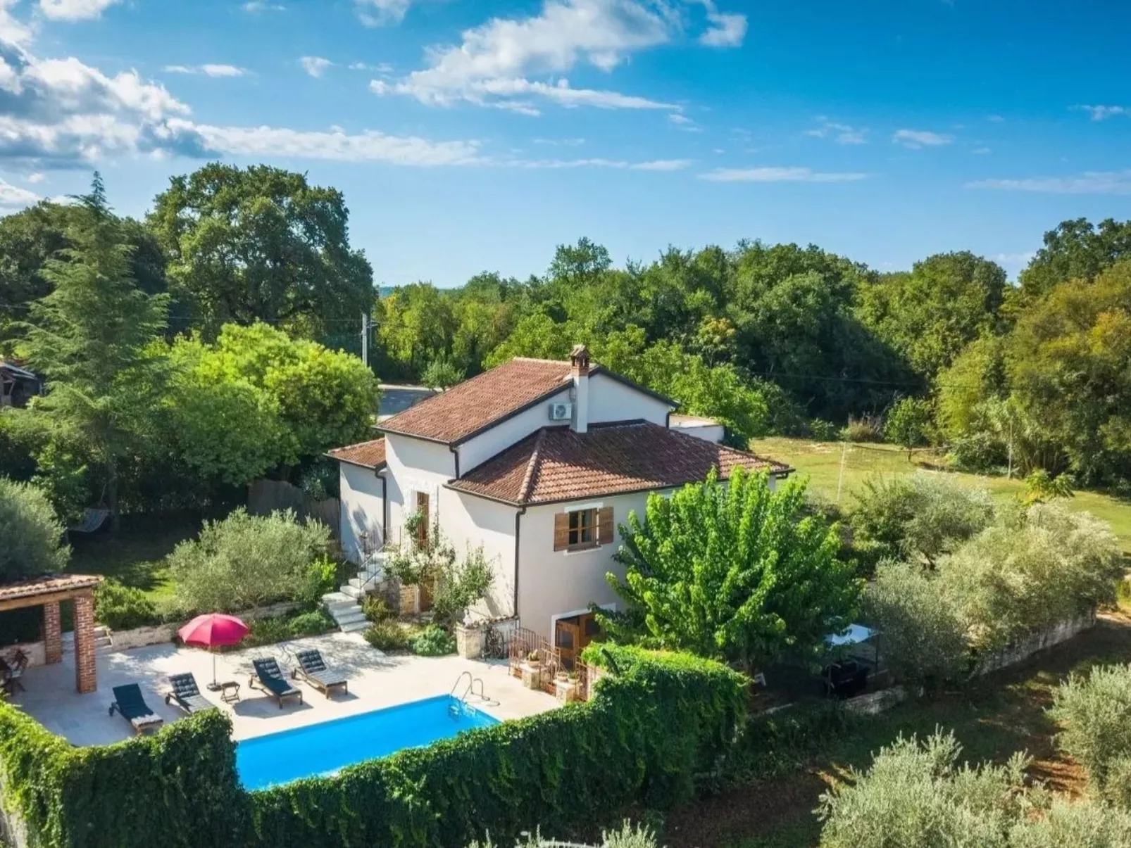 Freistehende Villa mit Garten und privatem Pool-Buiten