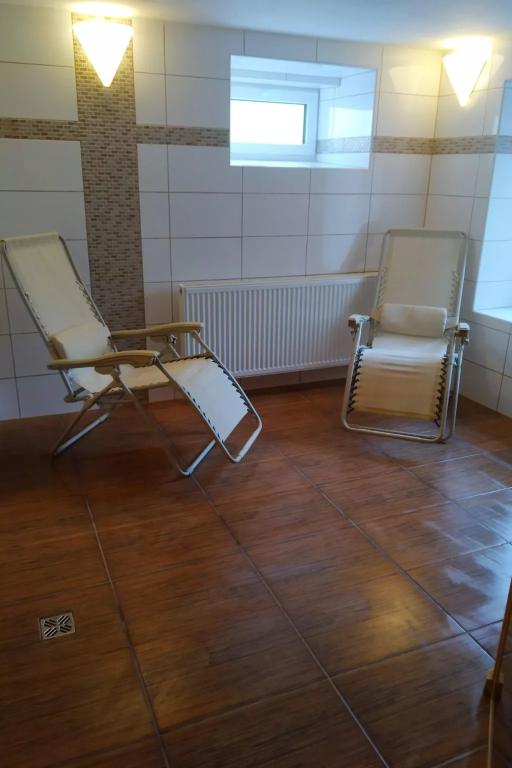 Mit solarbeheiztem Außenpool und Sauna-Binnen