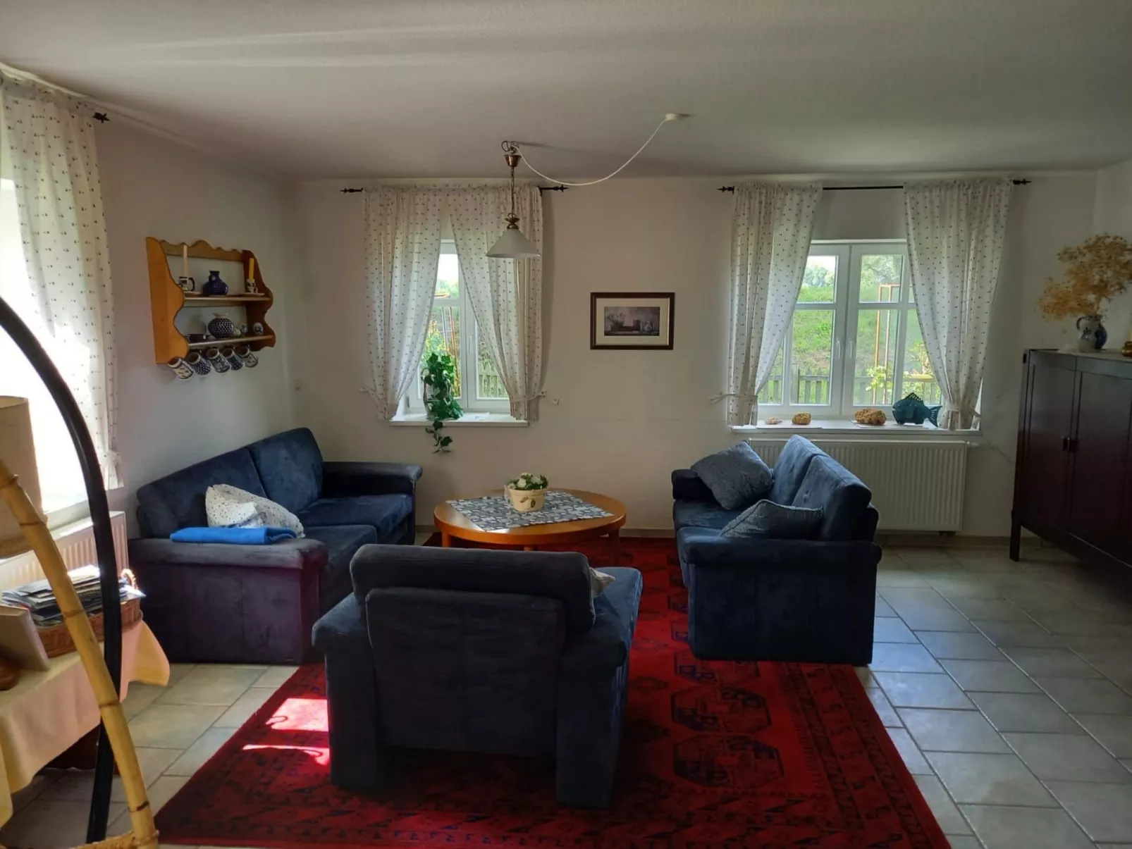 Haus Elbrose inmitten von Rosen mit Elbdeichzugang-Binnen