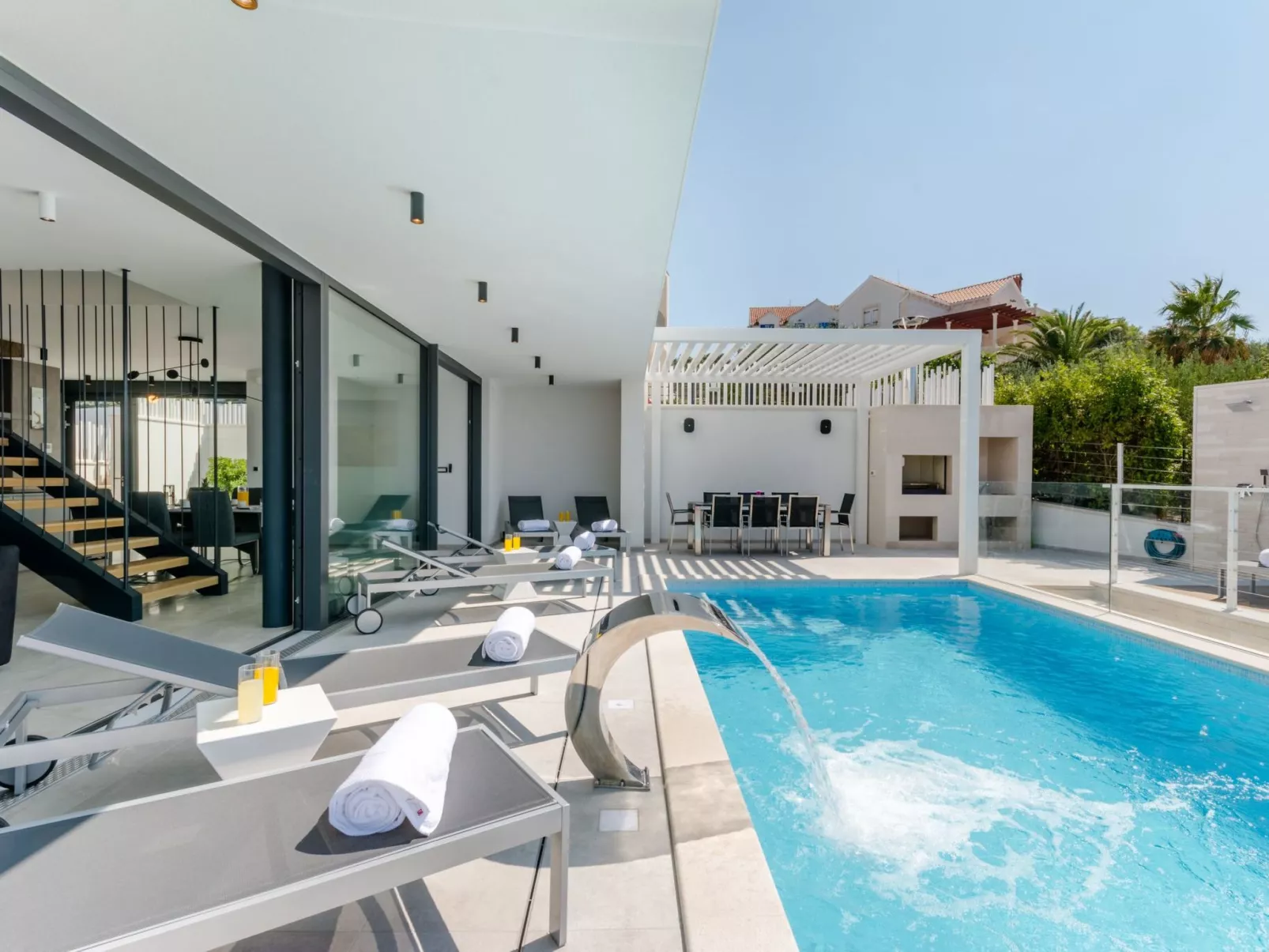 Tolles Ferienhaus in Sutivan mit Privatem Pool-Buiten