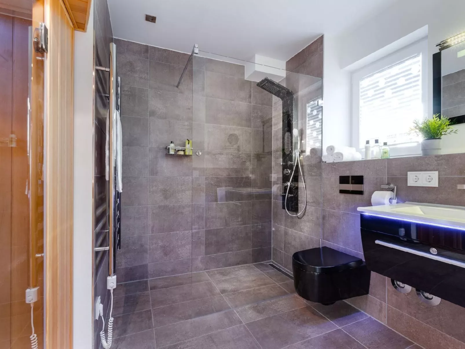 Fewo Kapitän James Cook, E-Ladesäule, Wasserbett-Binnen